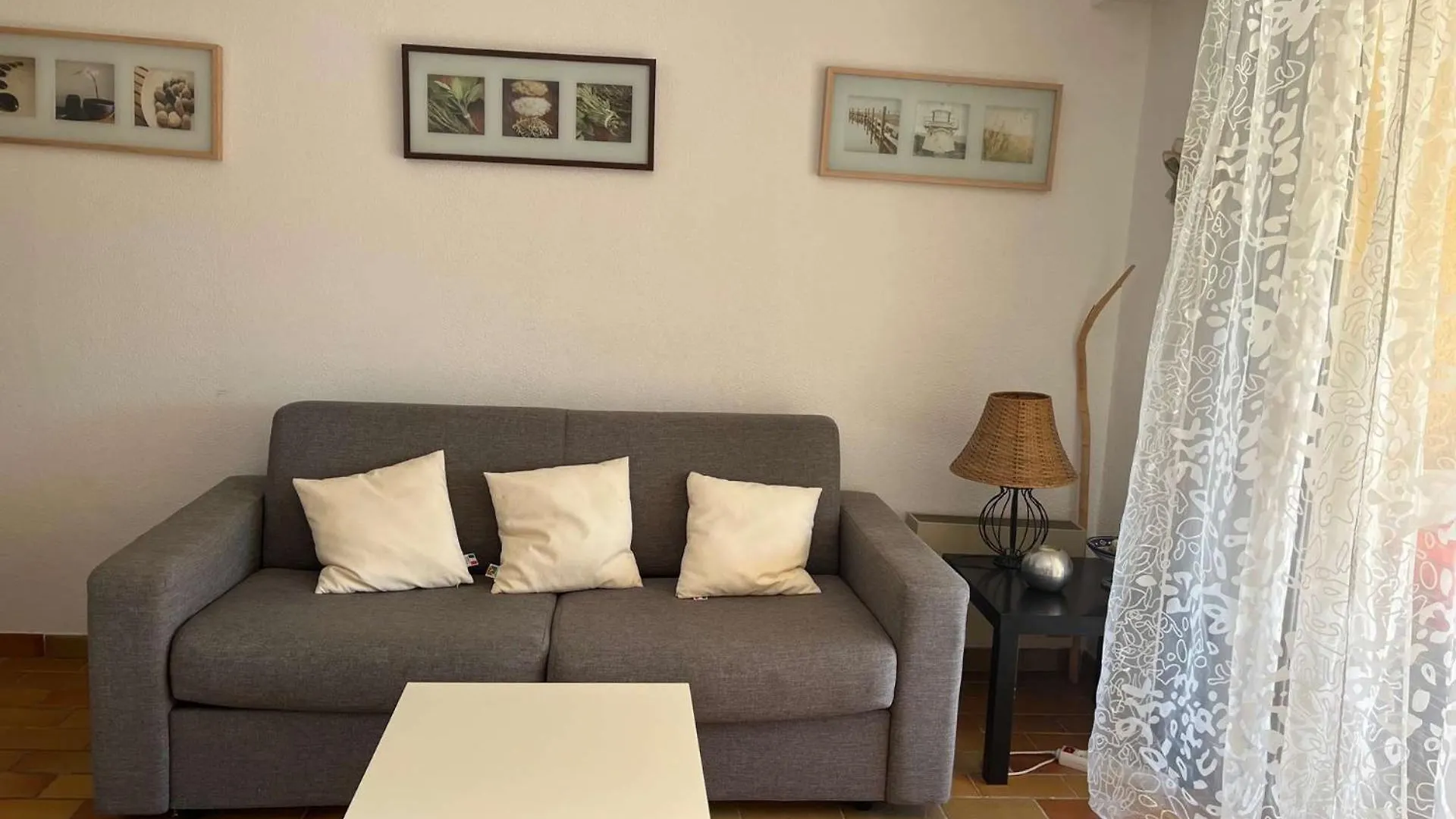 T2 En Rez De Jardin , Proche Plage De St Clair Et Commerces Le Lavandou Apartment