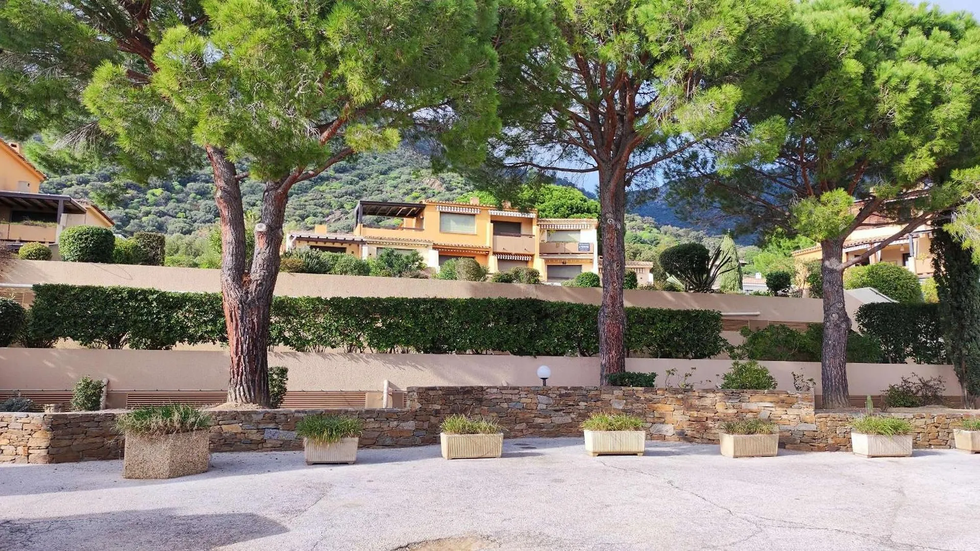 T2 En Rez De Jardin , Proche Plage De St Clair Et Commerces Le Lavandou